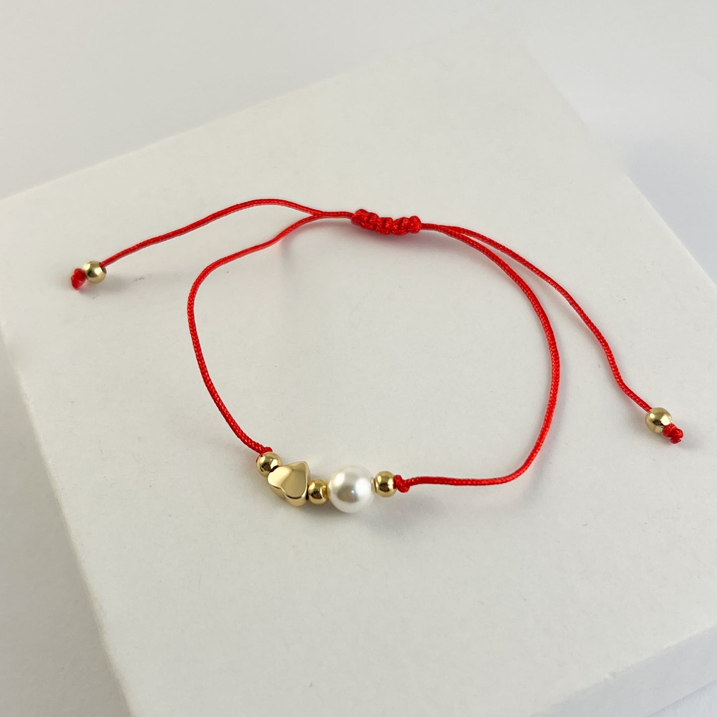 Pulsera hilo rojo corazon perla chapa de oro