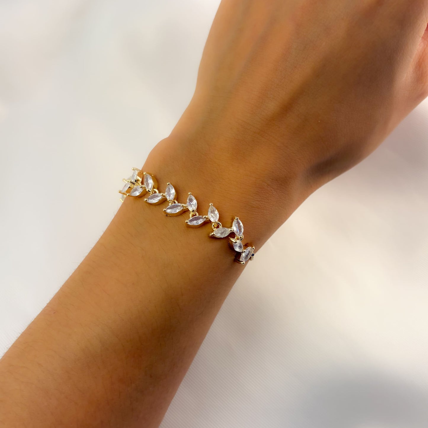 Pulsera hojitas zirconias chapa de oro ajustable