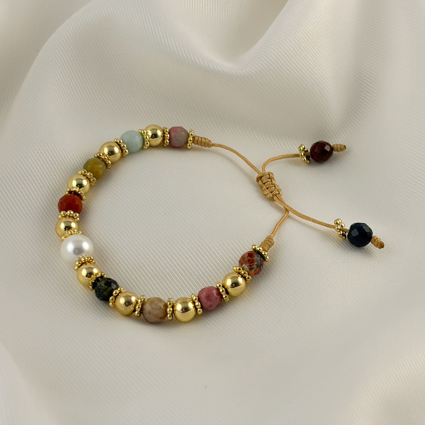 Pulsera hilo ajustable piedras naturales y perlas chapa de oro