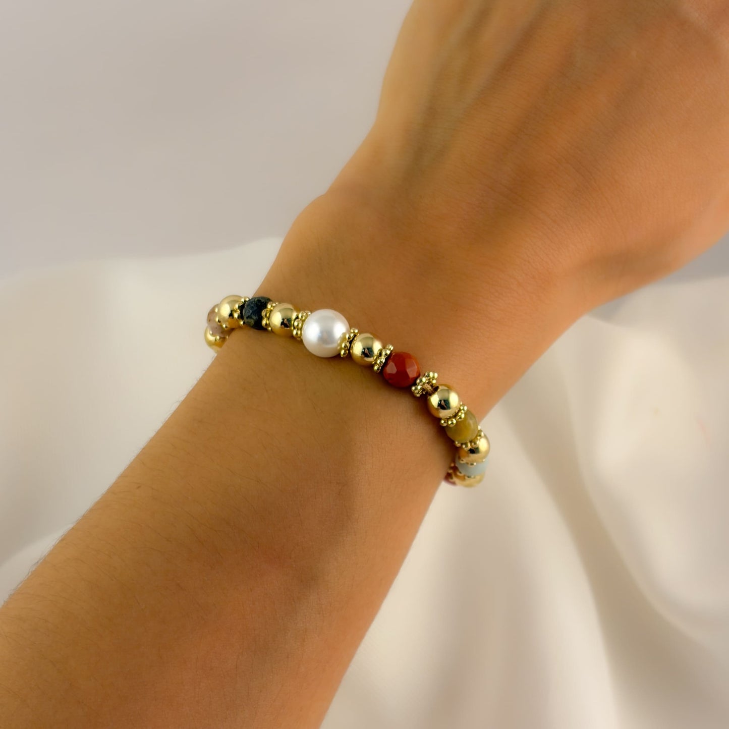 Pulsera hilo ajustable piedras naturales y perlas chapa de oro