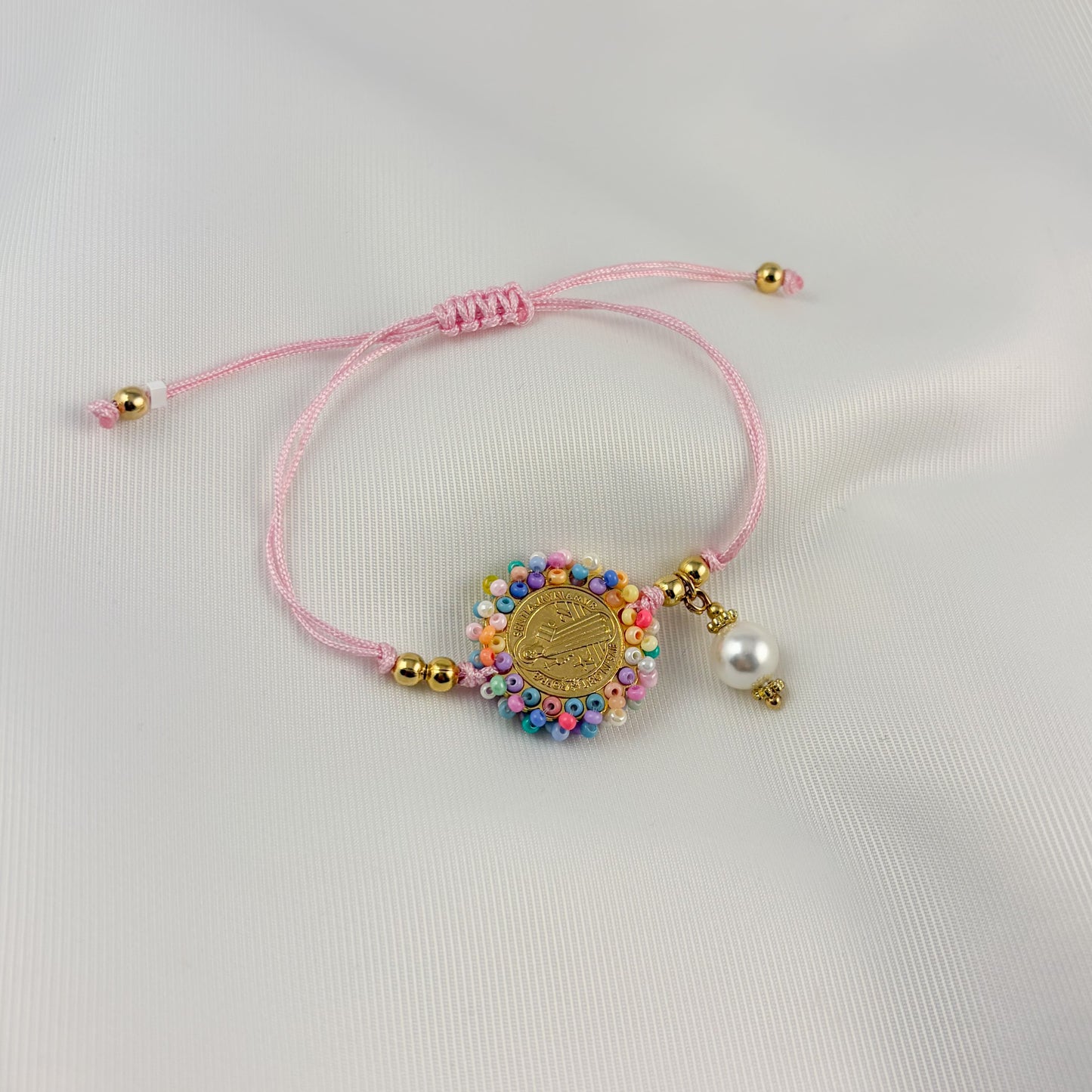 Pulsera hilo medalla bordada san Benito chaquira colores chapa de oro ¡Elige el color!