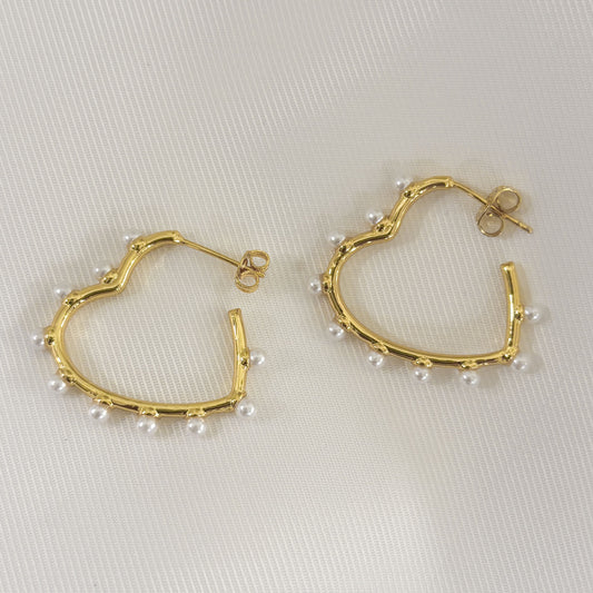 Semi arracadas chapa corazón perlas