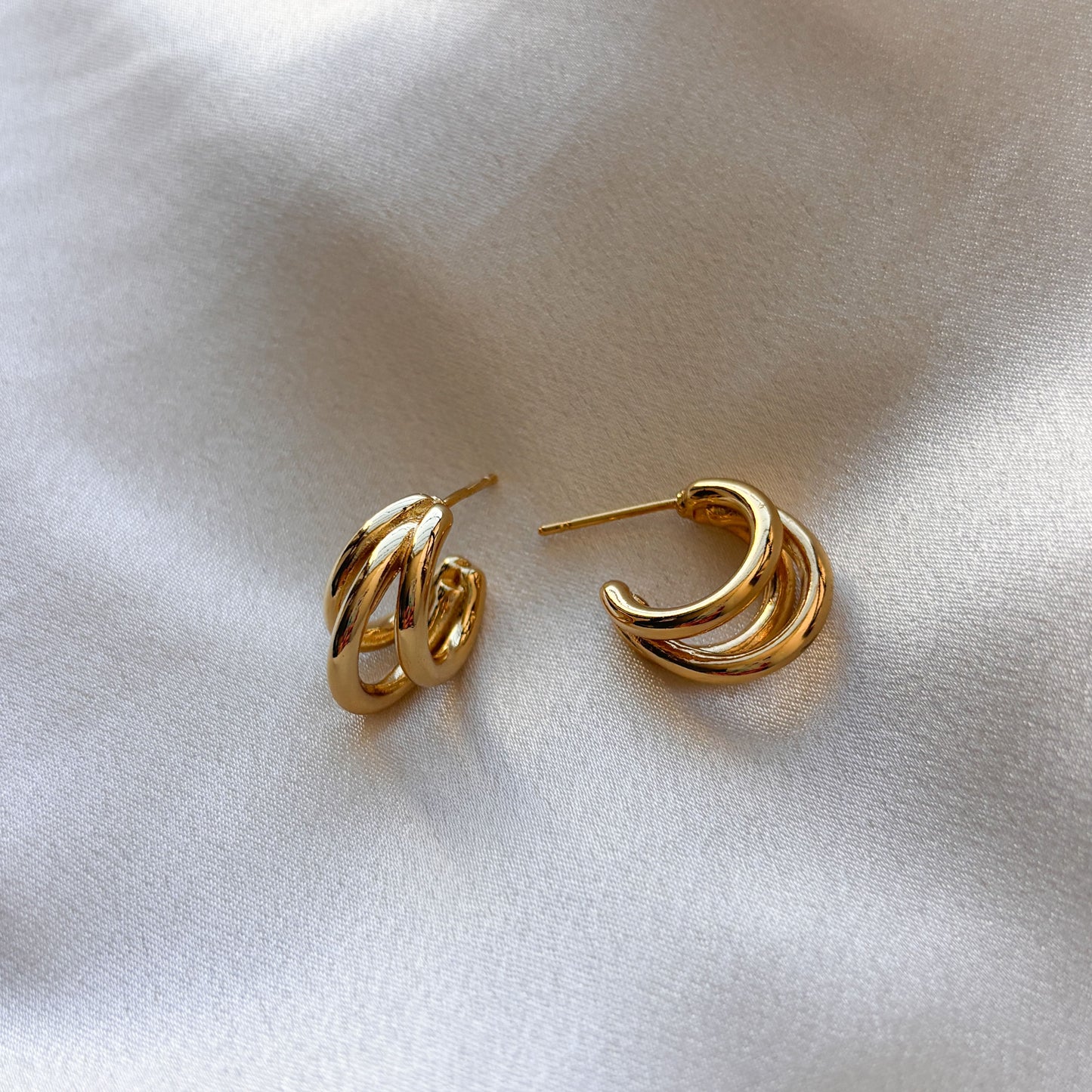 Arracadas triple tubular mini 1.5 cm chapa de oro