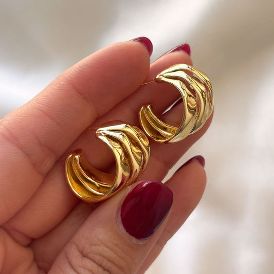 Semi arracadas triple escalonadas chapa de oro