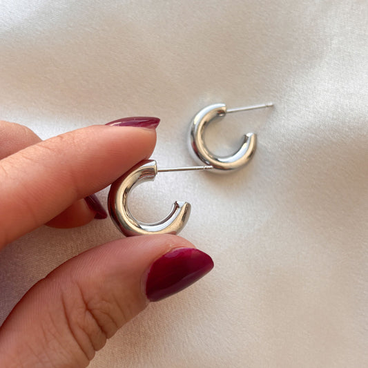 Semi arracadas plateadas chunky mini chapa de oro 1.5 cm