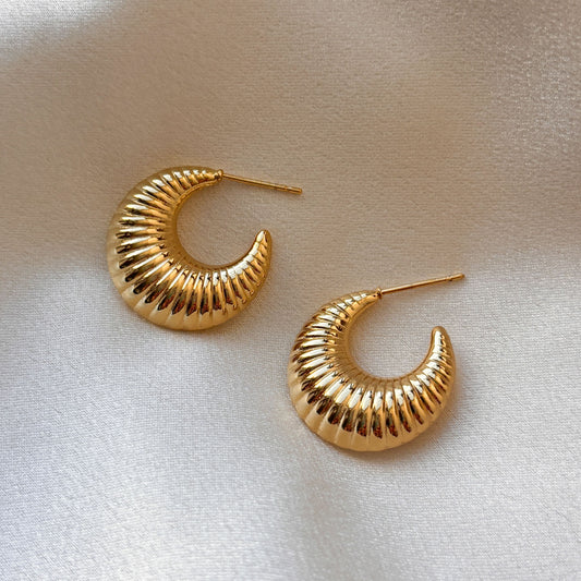 Semi arracadas gruesas media luna rayada chapa de oro 2 cm