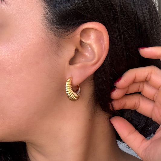 Semi arracadas gruesas media luna rayada chapa de oro 2 cm