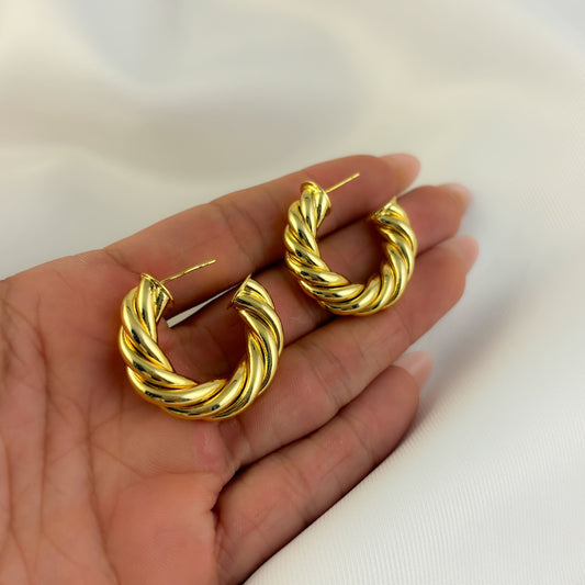 Semi arracadas chunky torcidas chapa de oro