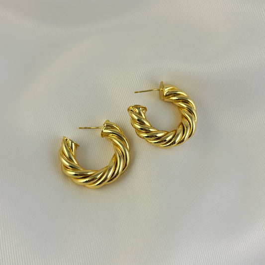 Semi arracadas chunky torcidas chapa de oro