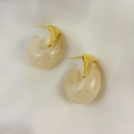 Aretes semi arracada acrílico beige chapa de oro