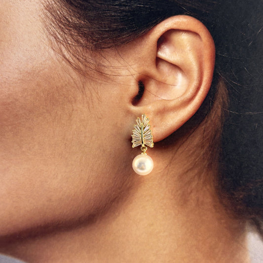 Aretes perla colgante hoja zirconias baguette baño de oro