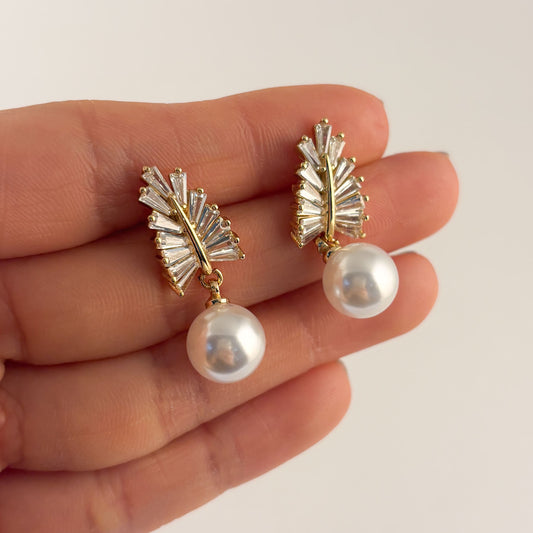 Aretes perla colgante hoja zirconias baguette baño de oro