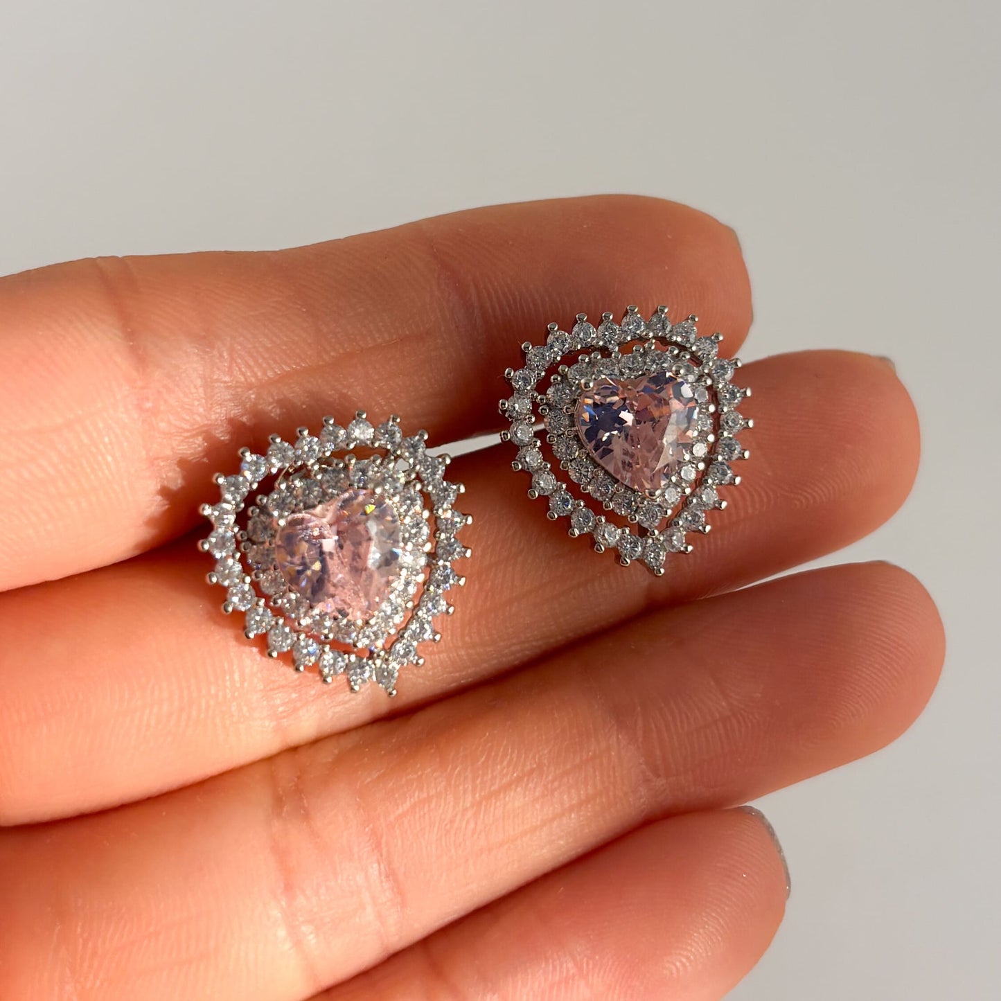 Aretes pegados plateados corazón rosa zirconias baño de rodio
