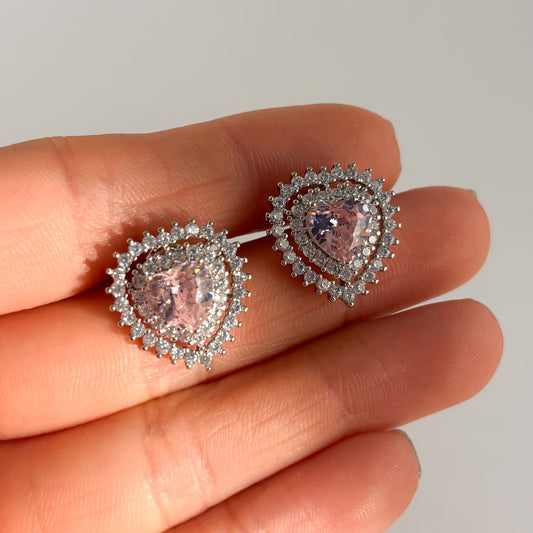 Aretes pegados plateados corazón rosa zirconias baño de rodio