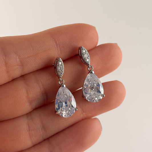 Aretes plateados cortos zirconia gota sencilla