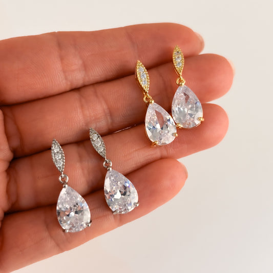 Aretes plateados cortos zirconia gota sencilla