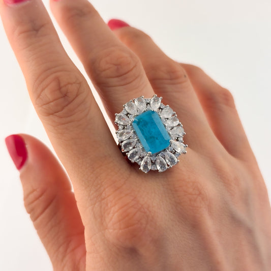 Anillo plateado elegante baño de rodio piedra azul claro