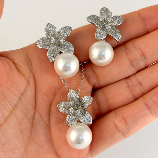 Set aretes y collar plateado perla flor zirconias baño de oro