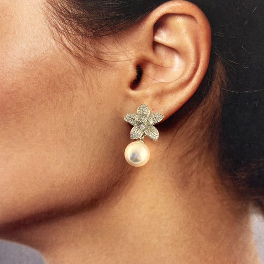 Set aretes y collar plateado perla flor zirconias baño de oro