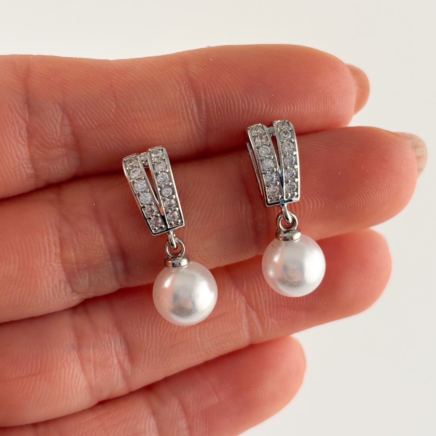 Aretes cortos plateados con perla zirconias curva