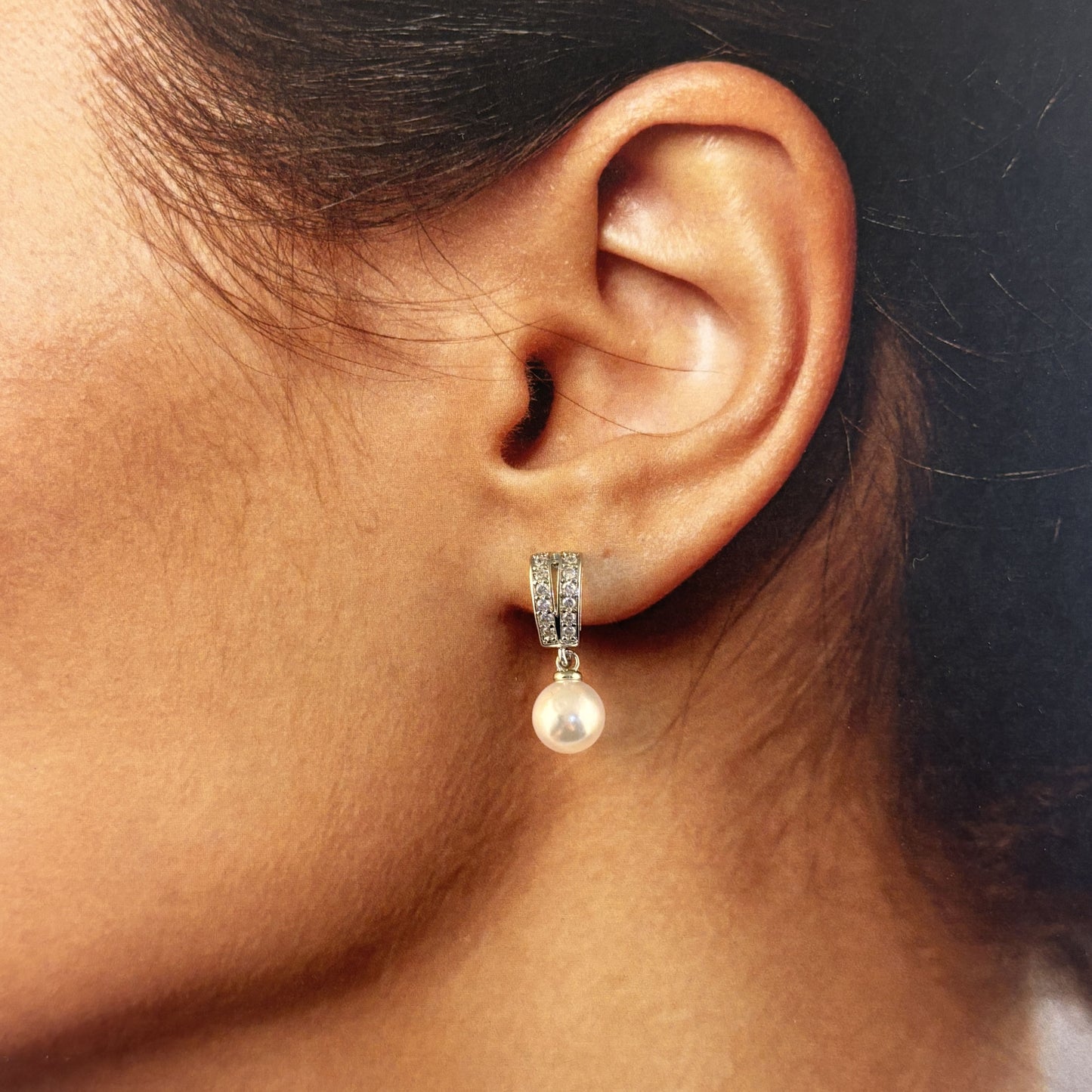 Aretes cortos plateados con perla zirconias curva