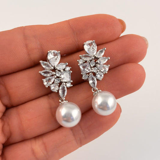 Aretes largos plateados con perla racimo de hojas baño de oro