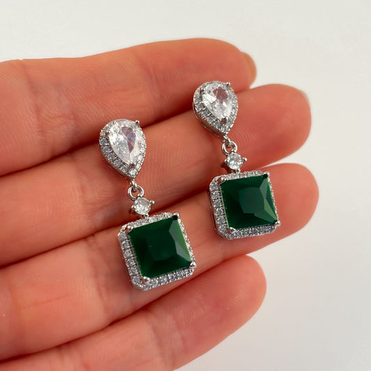 Aretes cortos plateados elegantes cristal verde cuadro baño de oro