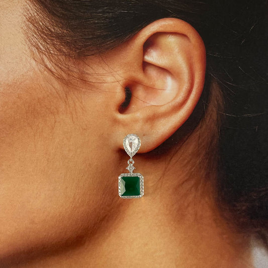 Aretes cortos plateados elegantes cristal verde cuadro baño de oro