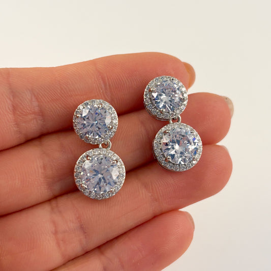 Aretes plateados cortos zirconias redondas baño de oro