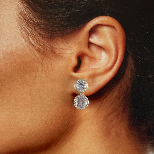 Aretes plateados cortos zirconias redondas baño de oro