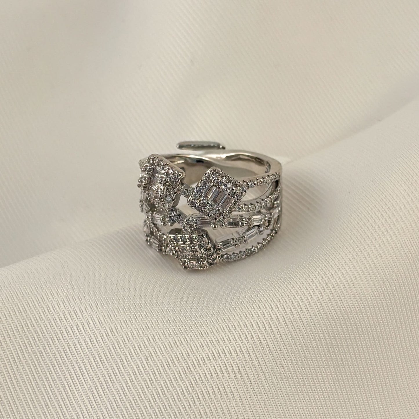 Anillo plateado zirconias y cuadros ajustable baño de rodio