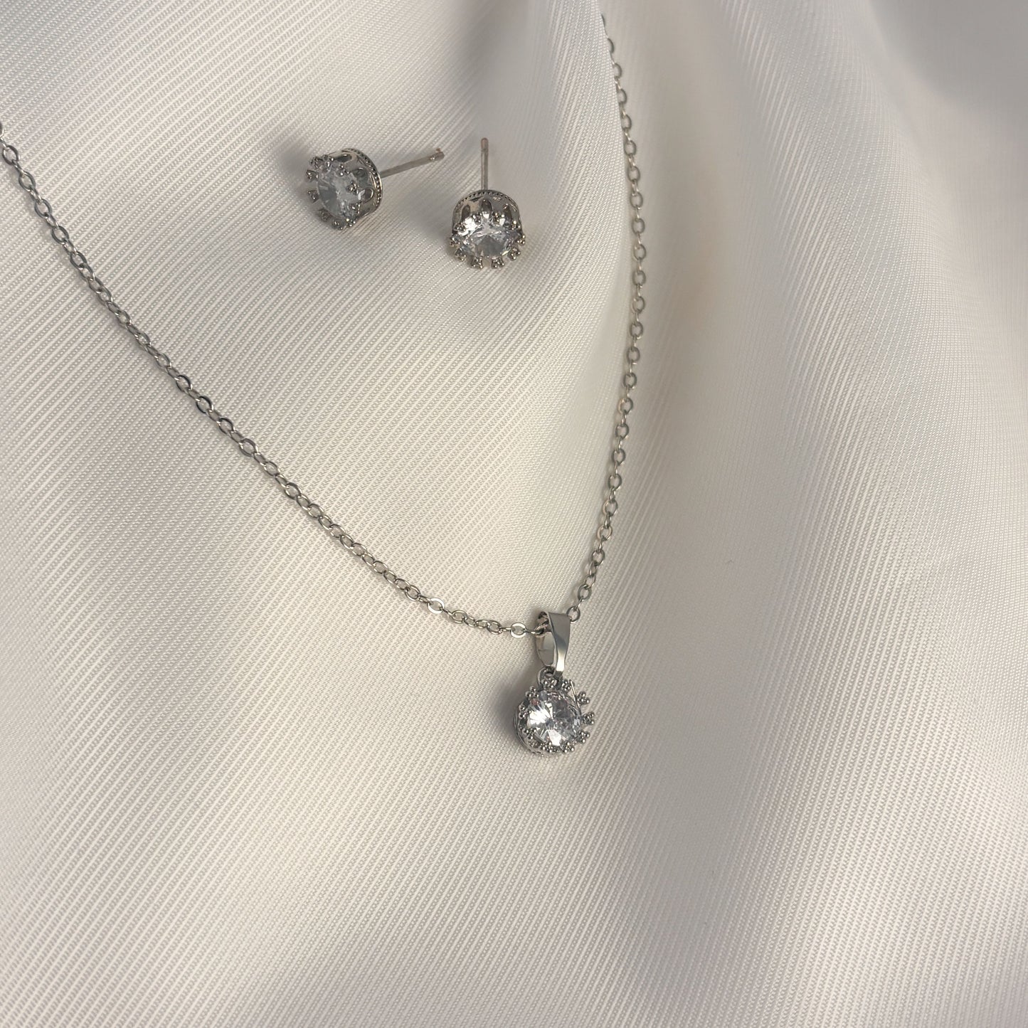 Set aretes y collar baño de oro zirconia sencilla