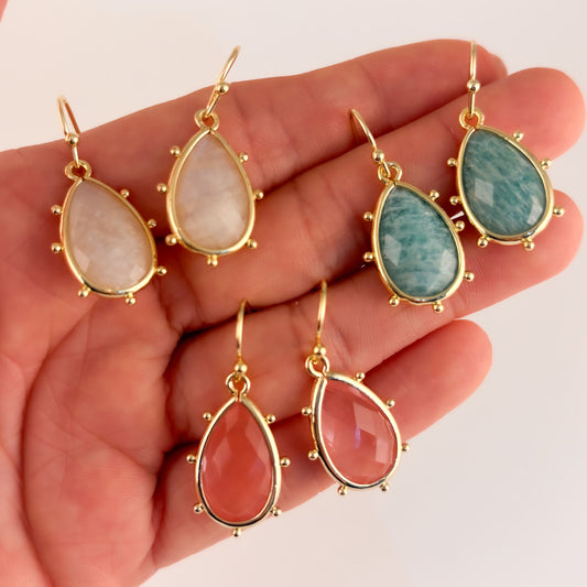 Aretes chapa de oro piedra natural gota chica
