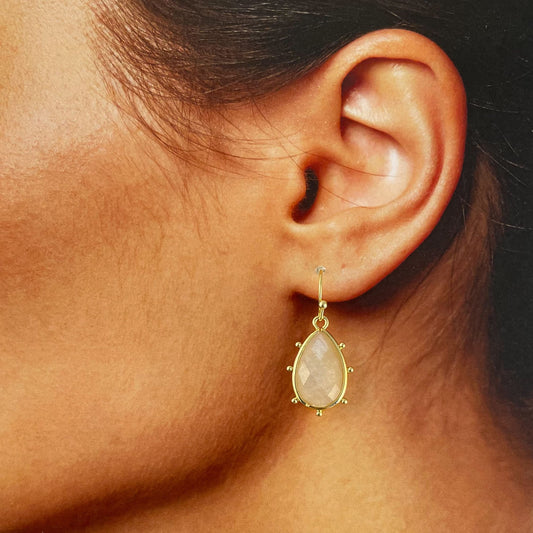 Aretes chapa de oro piedra natural gota chica