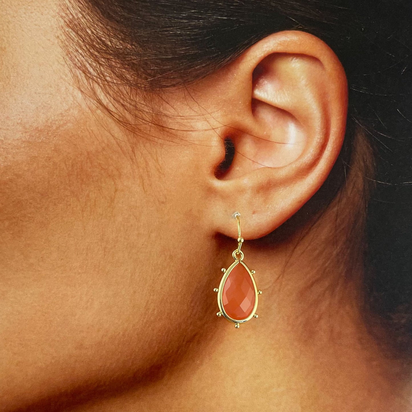 Aretes chapa de oro piedra natural gota chica