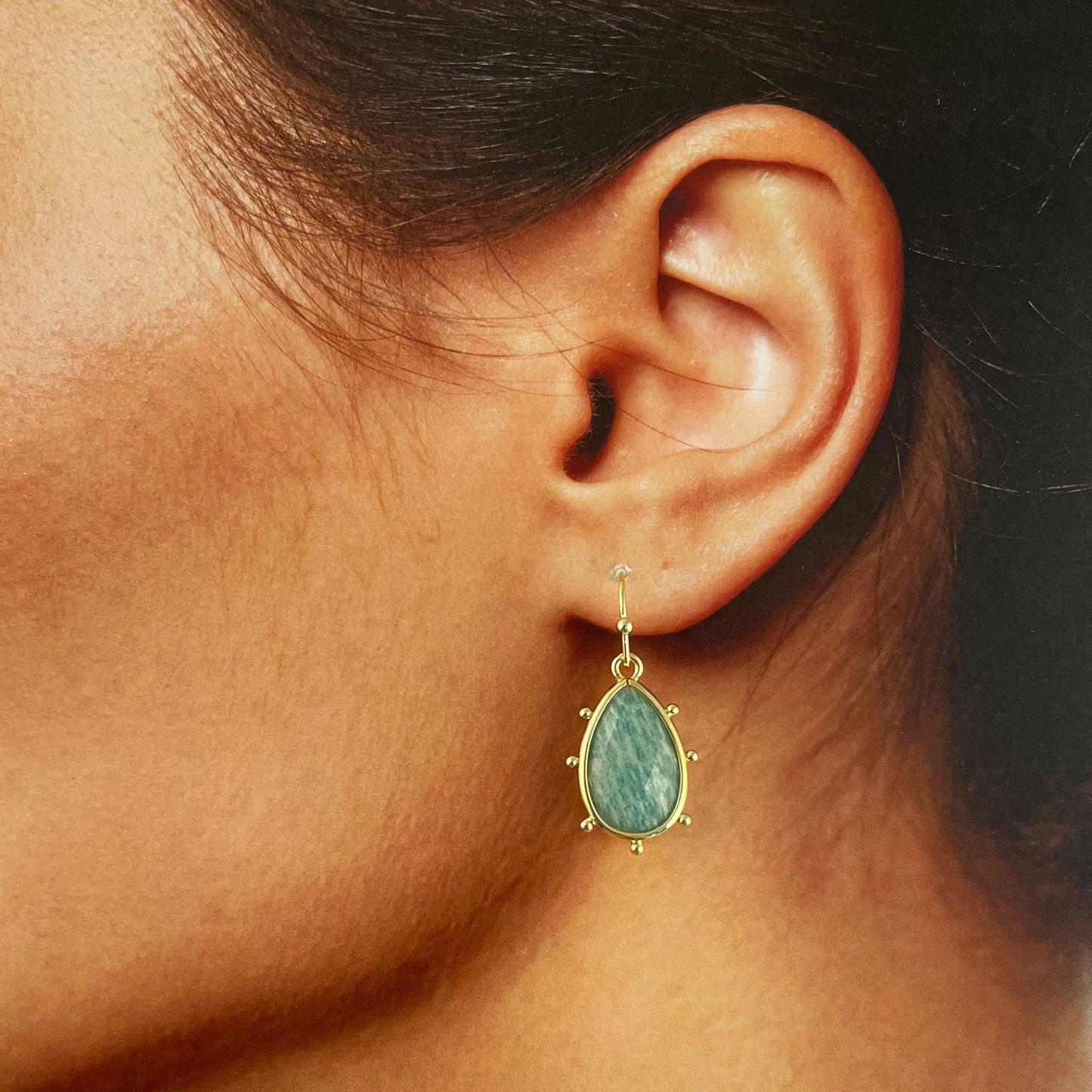 Aretes chapa de oro piedra natural gota chica