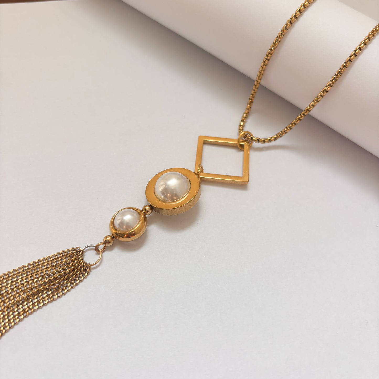 Collar acero inoxidable corbatín cuadro con perla dorado