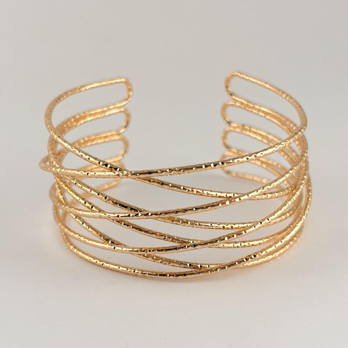 Brazalete chapa de oro grueso líneas cruzadas diamantadas