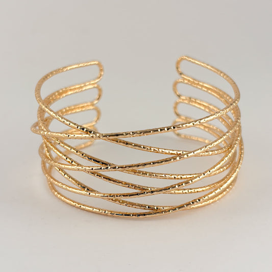 Brazalete chapa de oro grueso líneas cruzadas diamantadas