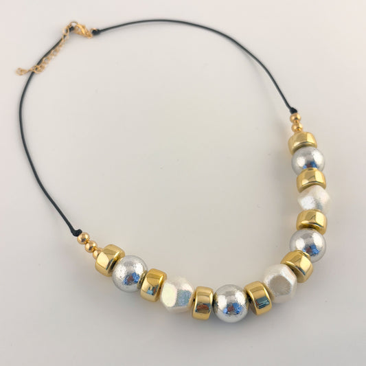 Collar chapa de oro ruedas y bola bicolor cordón negro
