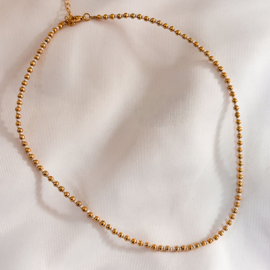 Gargantilla choker bolita dorada y blanca en chapa de oro