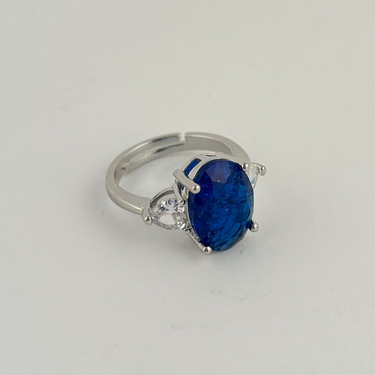 Anillo plateado piedra azul con zirconias corazones baño de oro