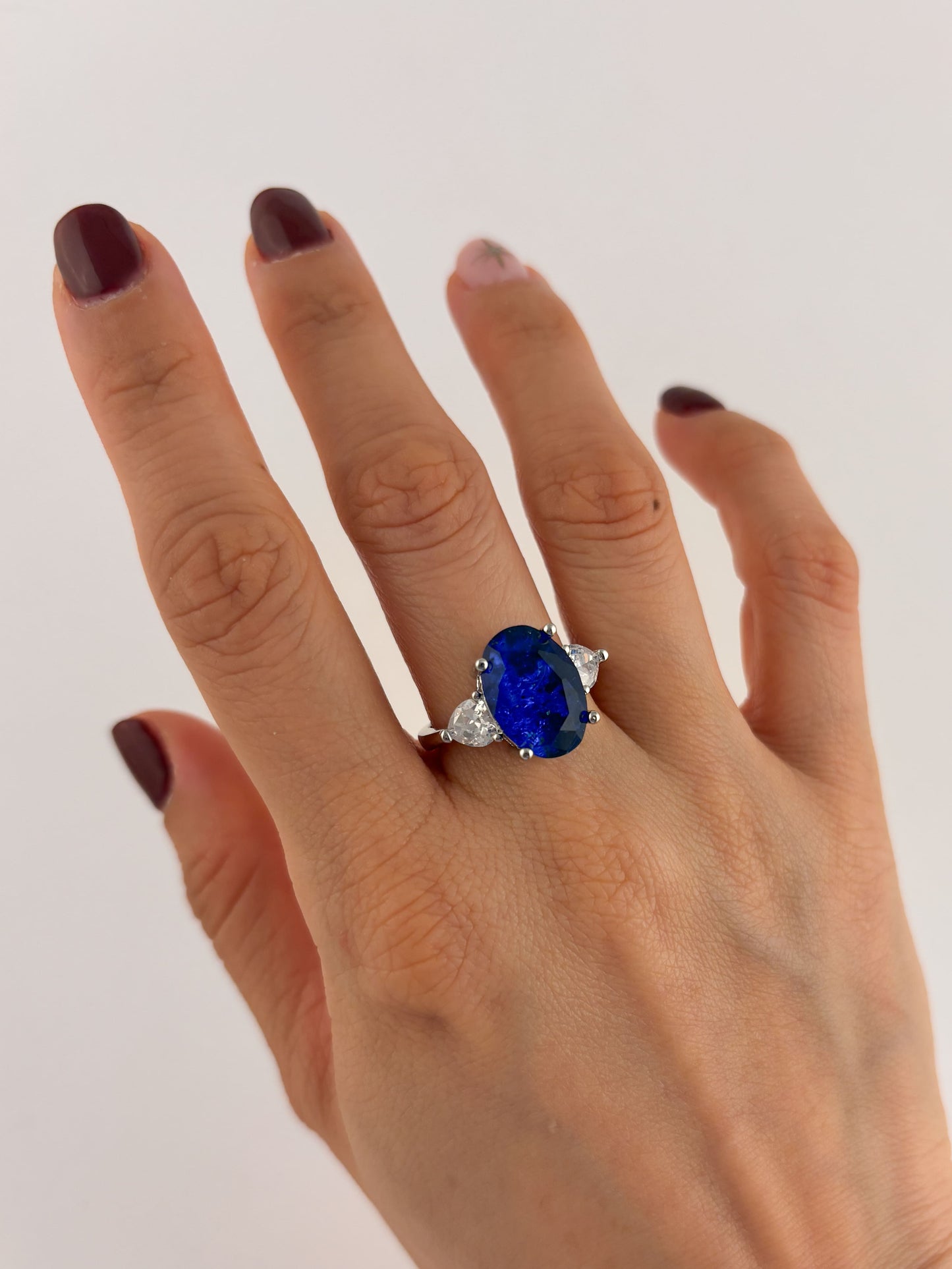 Anillo plateado piedra azul con zirconias corazones baño de oro