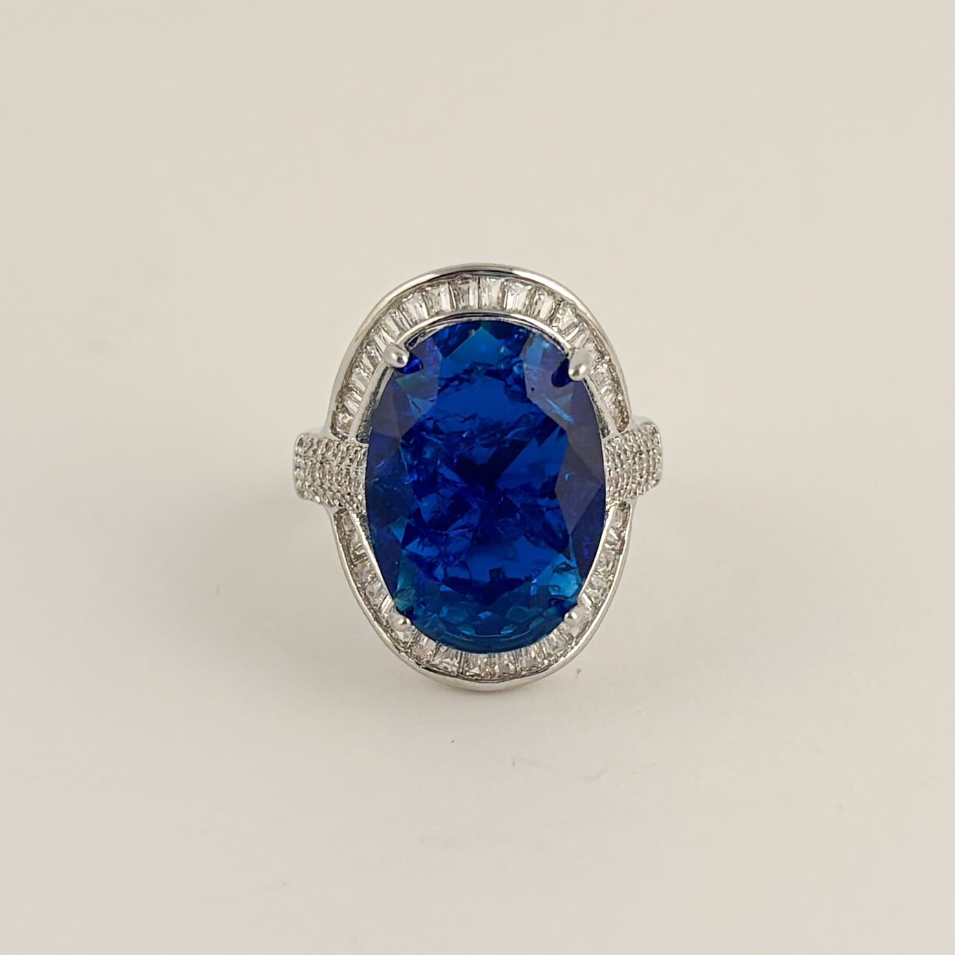 Anillo plateado piedra azul zirconias baguette barroco baño de oro