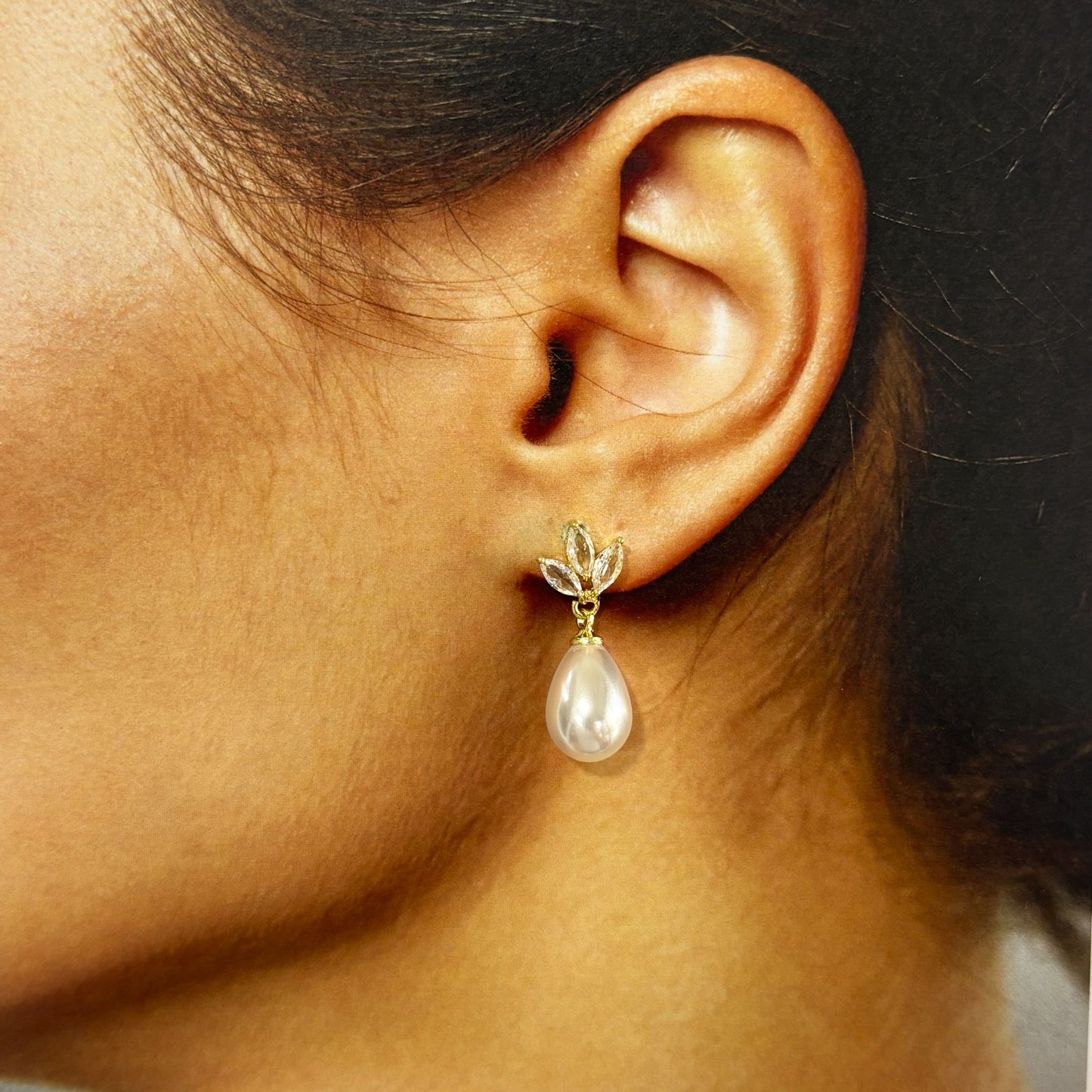 Aretes cortos perla gota 3 zirconias baño de oro