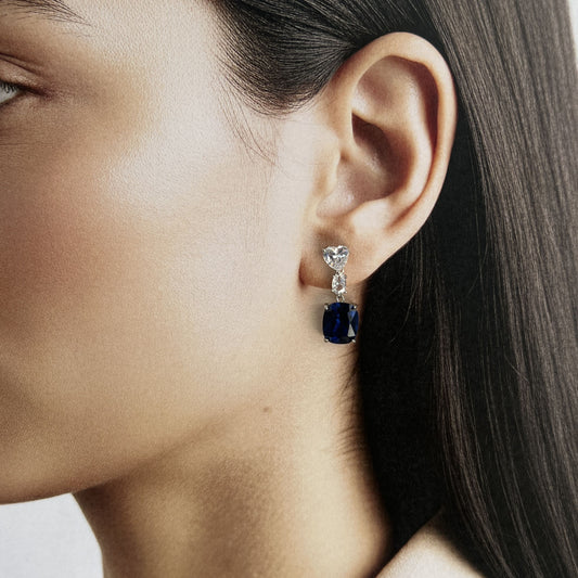Aretes cortos plateados zirconia corazón baño de oro