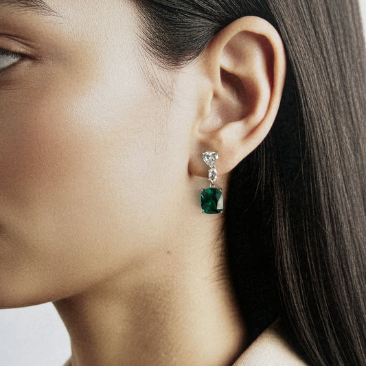 Aretes cortos plateados zirconia corazón baño de oro