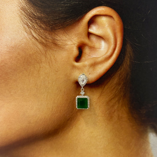 Aretes largos plateados zirconia verde cuadro baño de oro