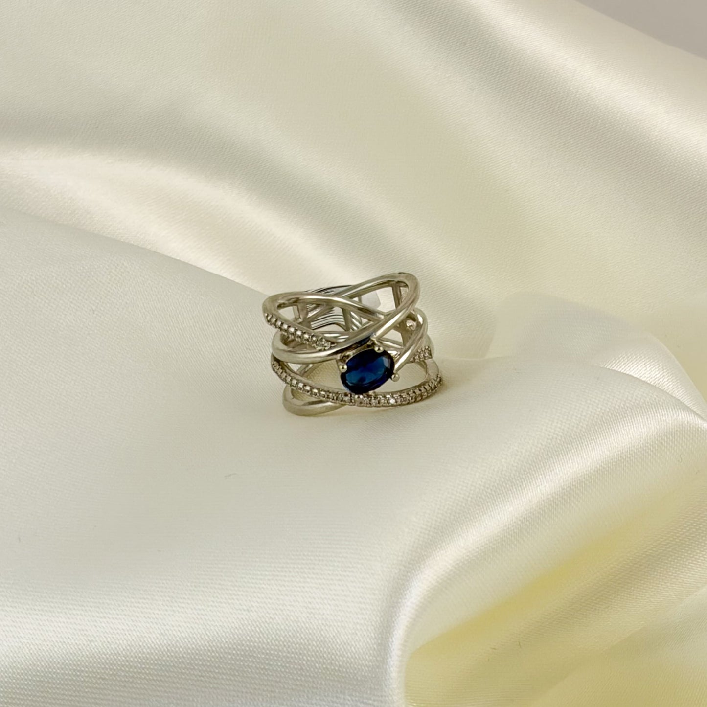 Anillo plateado zirconias piedra azul tipo zafiro baño de oro talla #6