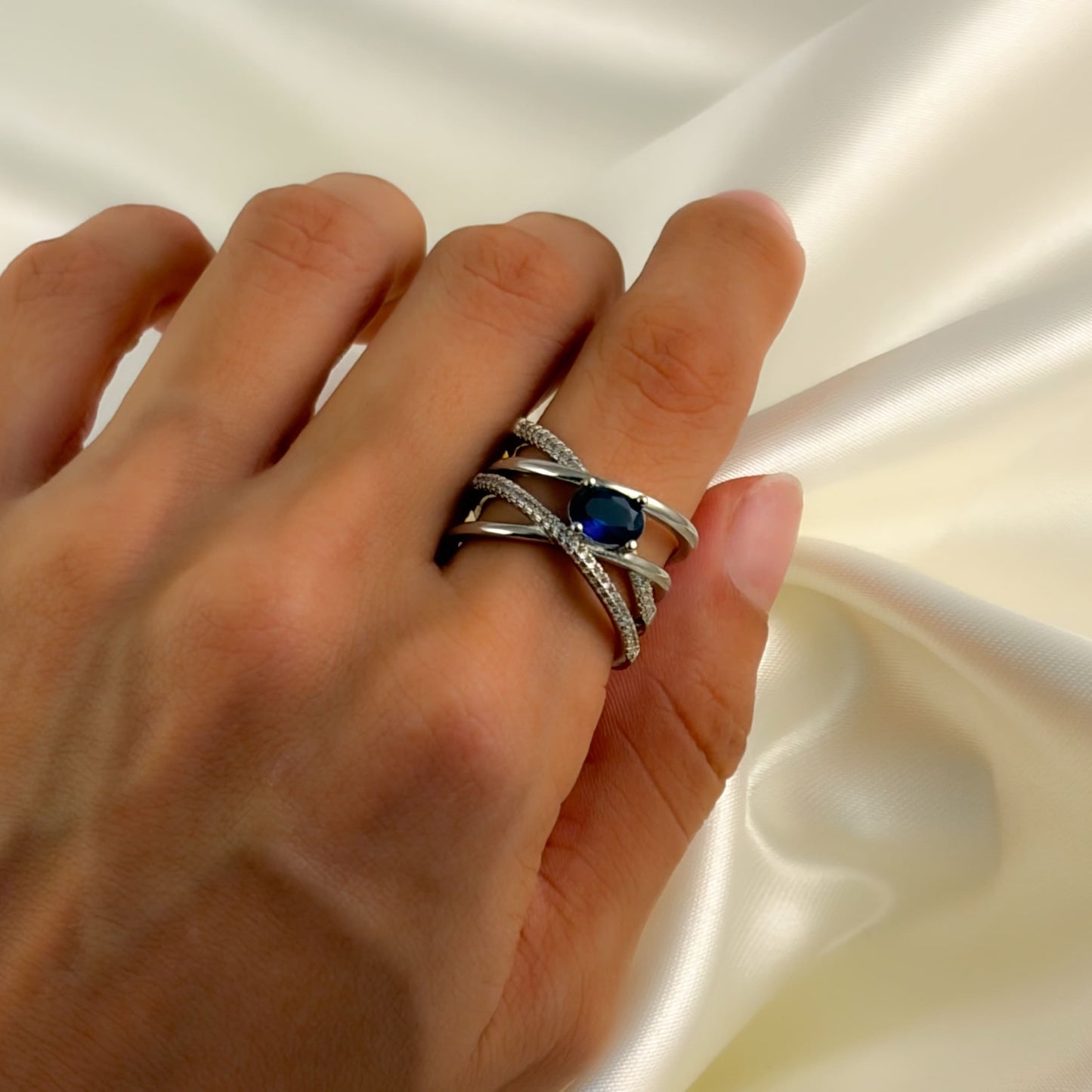 Anillo plateado zirconias piedra azul tipo zafiro baño de oro talla #6
